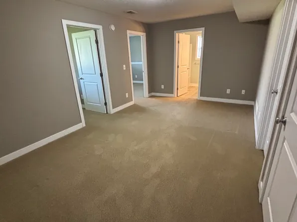 583 Clear Pointe Ct SE, Grand Rapids, MI 49548