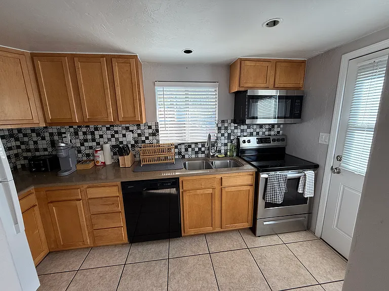 1135 E 8th St #1 — Photo 7