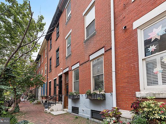 4th image of 2218 Locust St