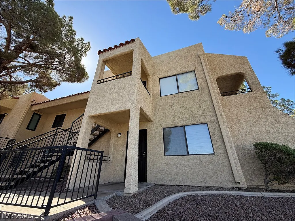 2 bed, 2.0 bath, 886 sqft, $1,300 — Photo 2