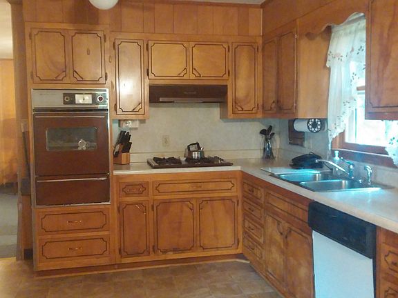Kitchen w/ dishwasher