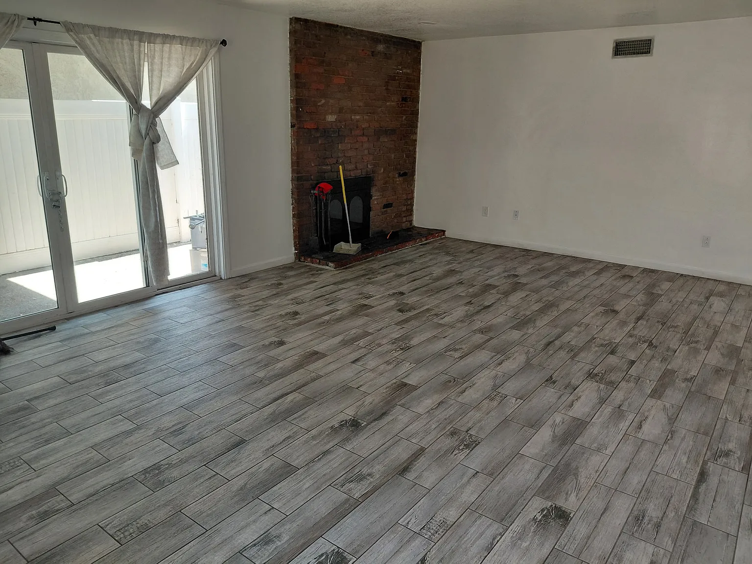3 bed, 1296 sqft, $3,200 — Photo 2