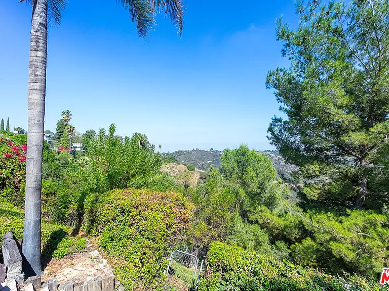 2536 Roscomare Rd — Photo 15
