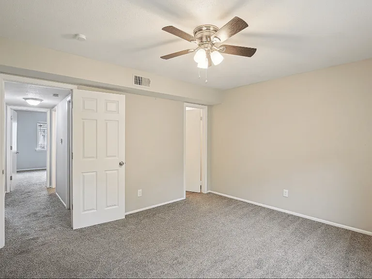 6823 N Broadway St — Photo 16