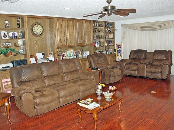 2nd image of 910 E Navarro Ave