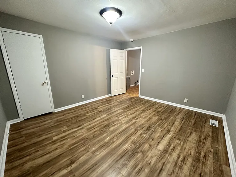 Locust Dr - 894 / 896 — Photo 10