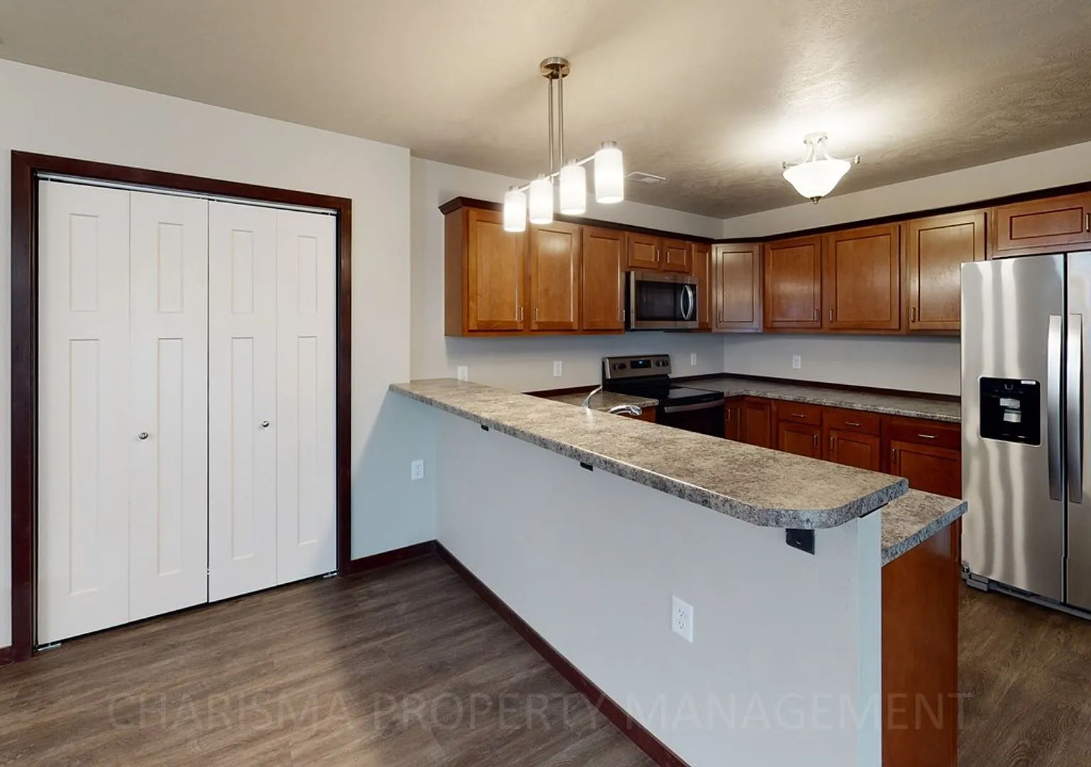 Town Home With Individual Entrance, Walk Out Patio, Attached Double Garage & Pet Friendly — Photo 4