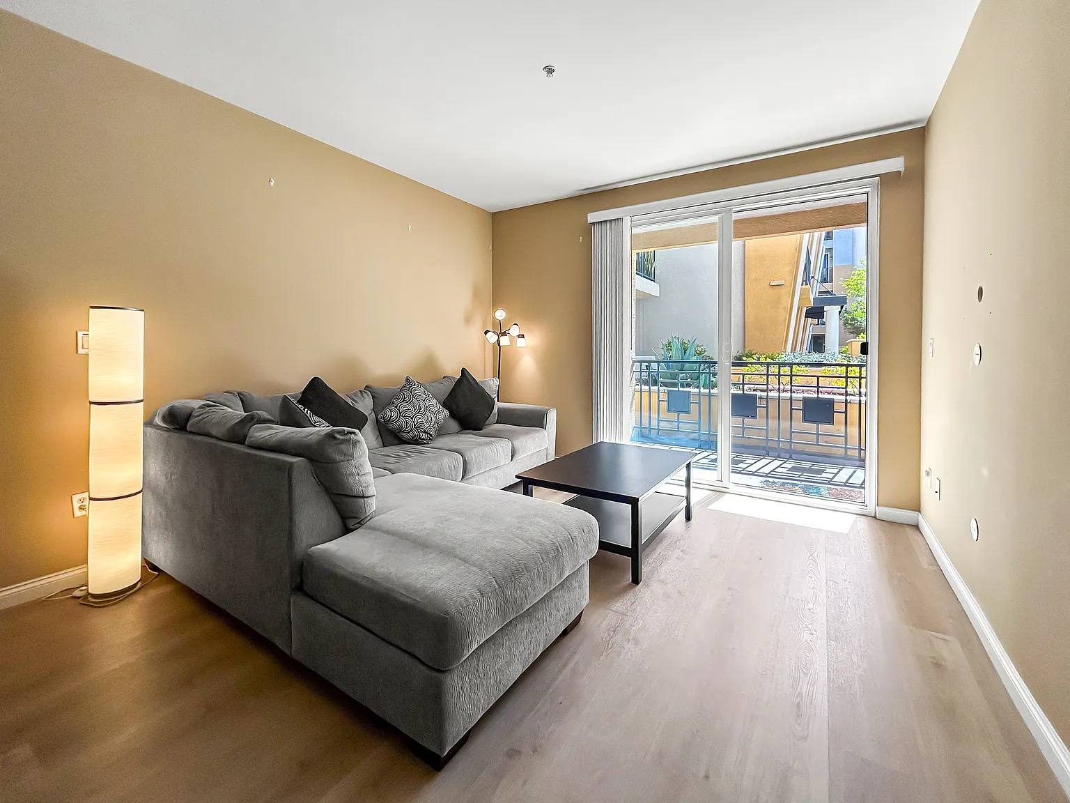 2 bed, 1000 sqft, $2,975 — Photo 2