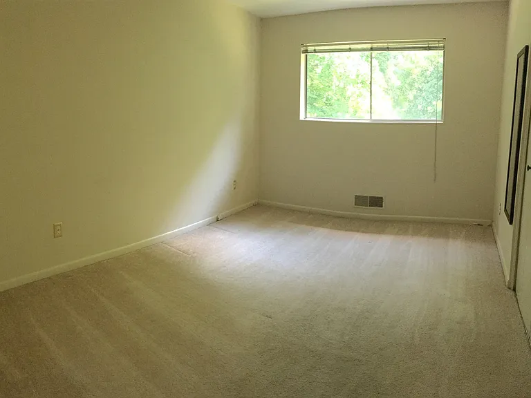 10512 Weymouth St #203 — Photo 6