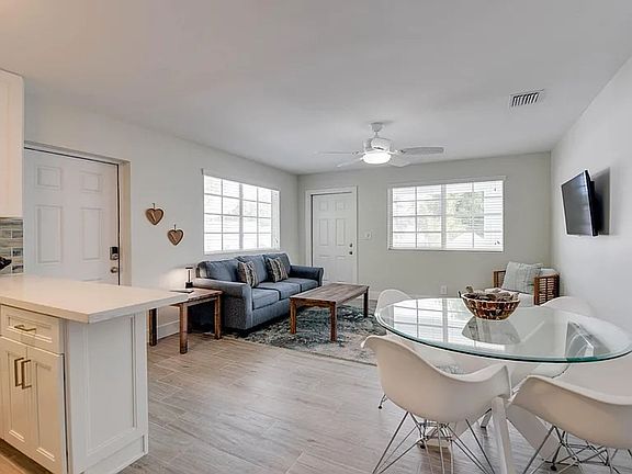 4th image of 712 Galveston Ln Unit 102