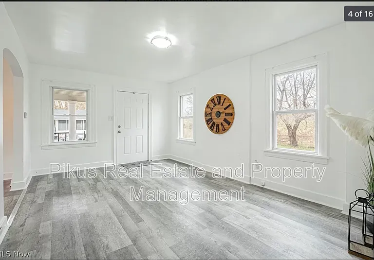 1033 Chandler Ave — Photo 4