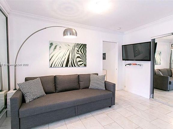 3rd image of 928 Jefferson Ave #1