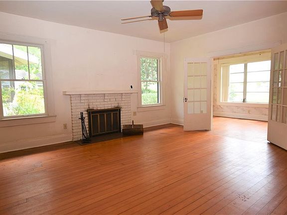 3rd image of 227 W Oak Dr