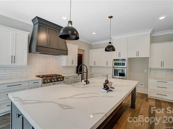3rd image of 7009 Oakview Ln