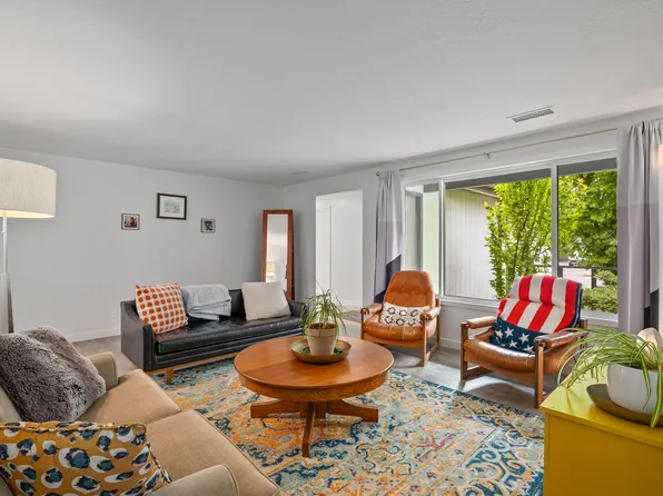 1138 SW Ballinger Dr, Grants Pass, OR 97526