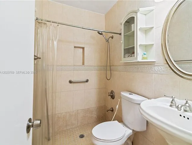 210 E 61st St — Photo 10