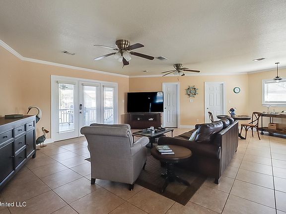 4th image of 1313 Beards Cove Dr