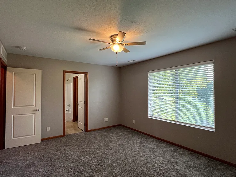 480 SE Waco Pl — Photo 17