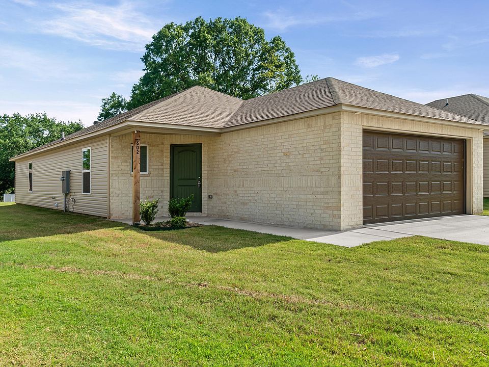 1st image of 802 Gussy Ln