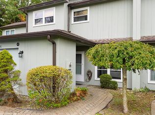 4 Pond Drive W, Rhinebeck, NY 12572