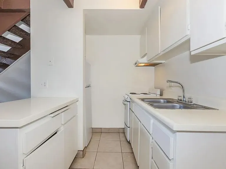 Pacific Terrace — Photo 25