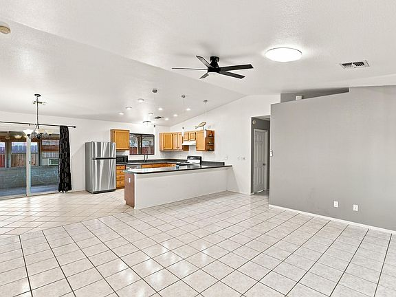 3rd image of 312 N Pioneer Trl