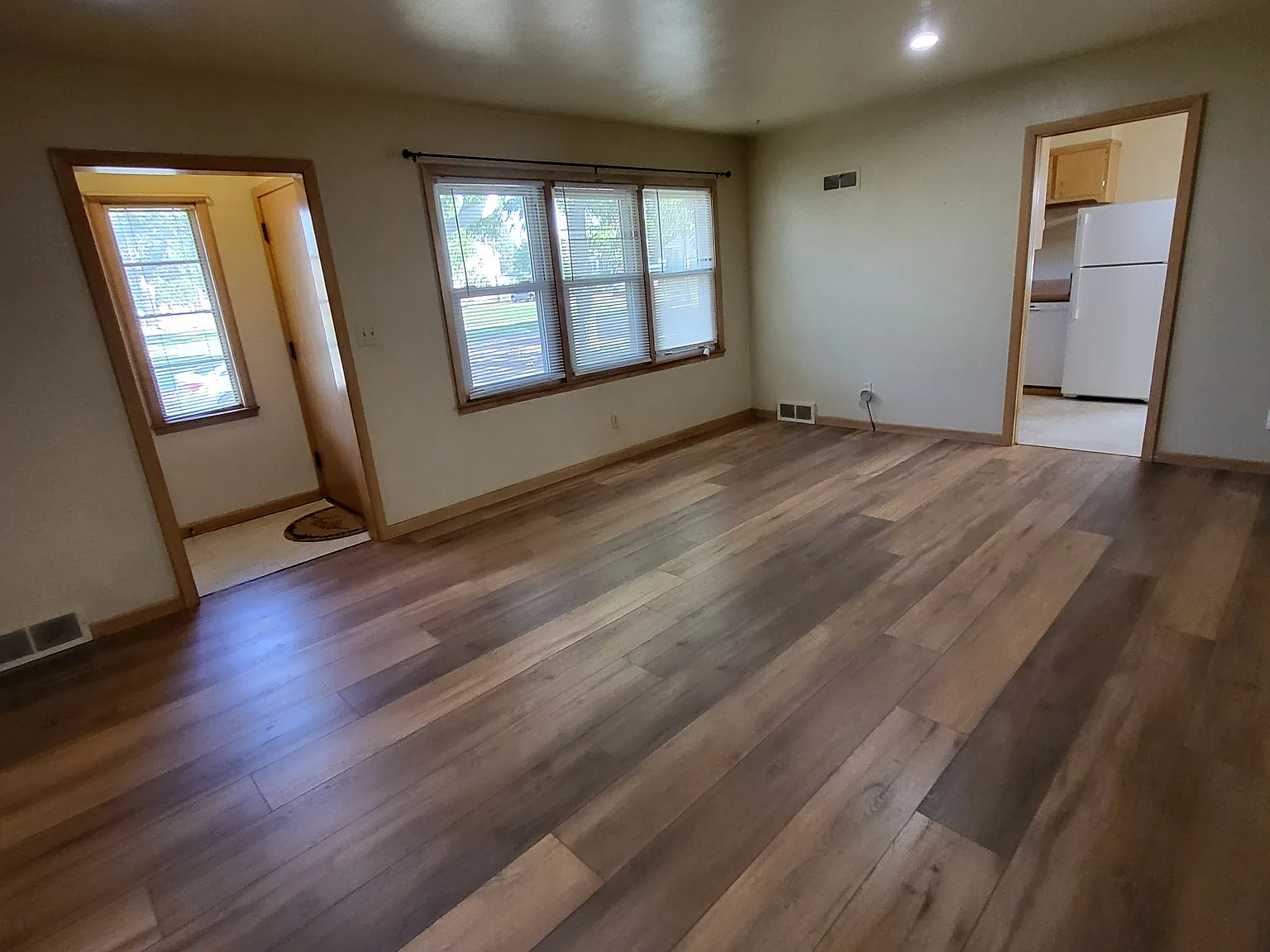 1411 S Duluth Ave — Photo 2