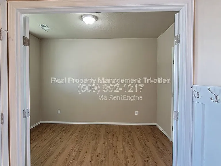 533 Jordan Ln — Photo 3