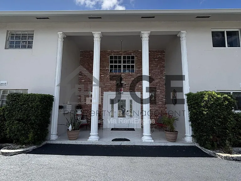 1040 Crystal Lake Dr #2 — Photo 1