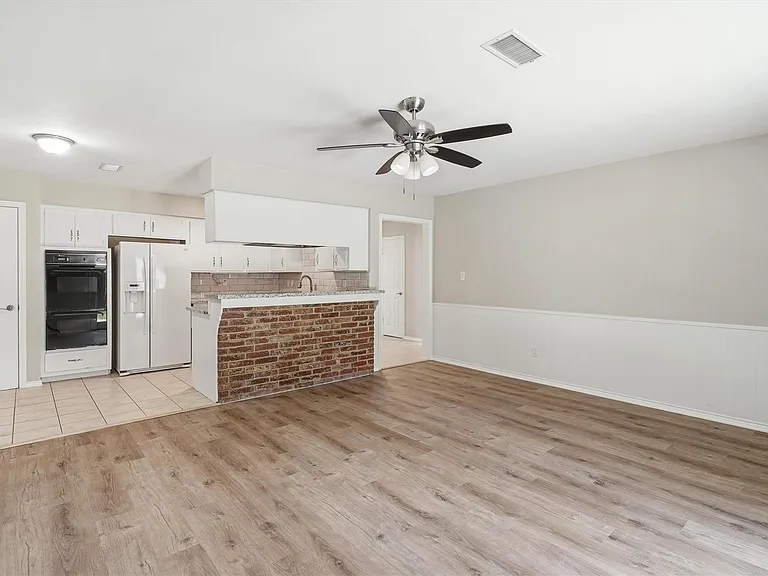 2119 Williamsburg Ct S — Photo 6