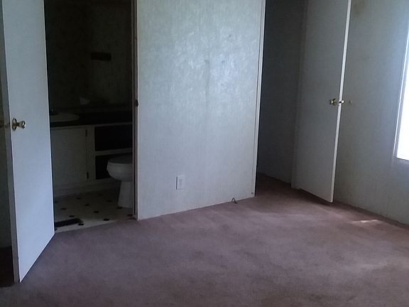 Master Bedroom w/private full bath and walk in closet