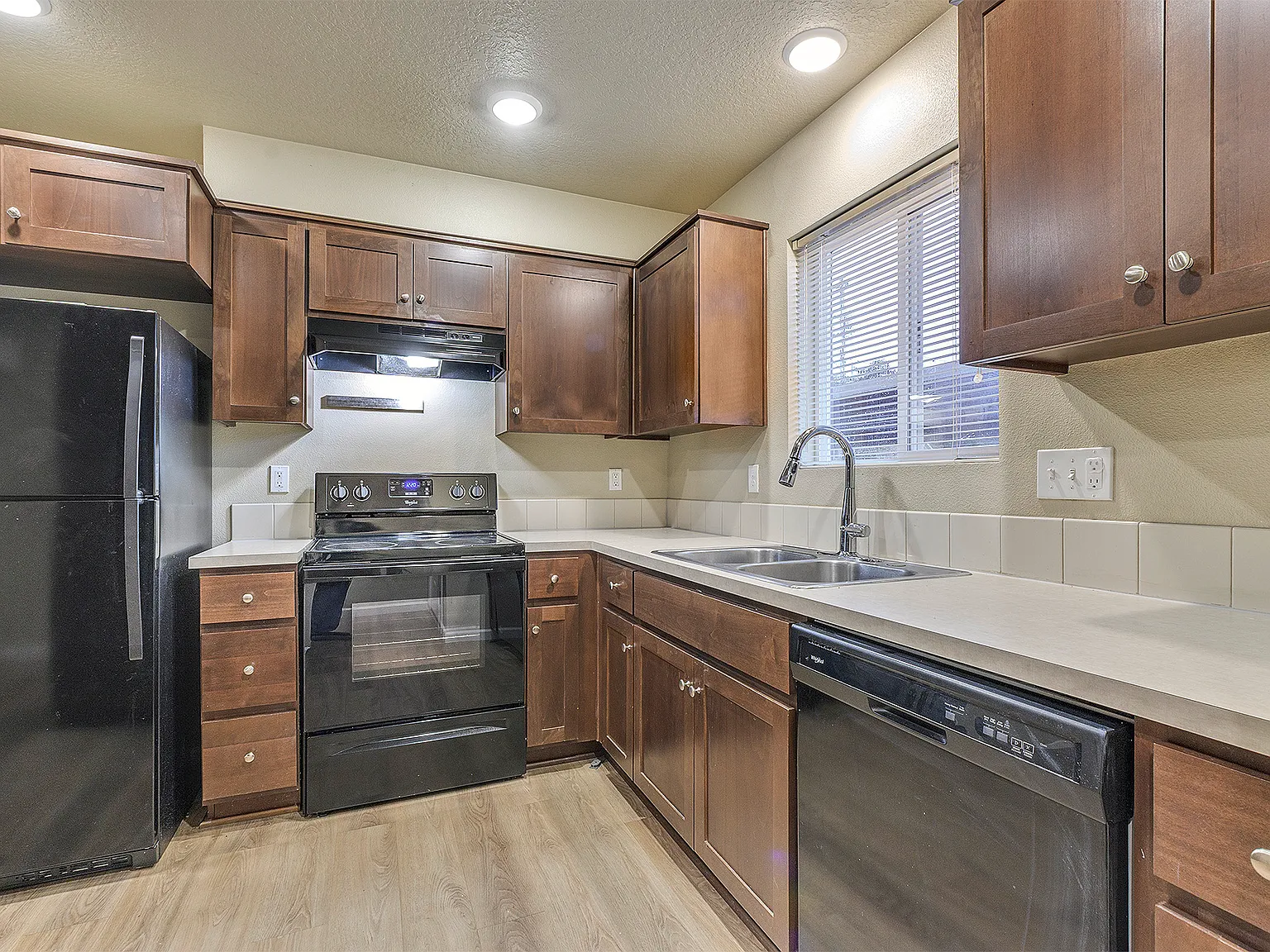 3 bed, 2.5 bath, 1327 sqft, $1,995 — Photo 4