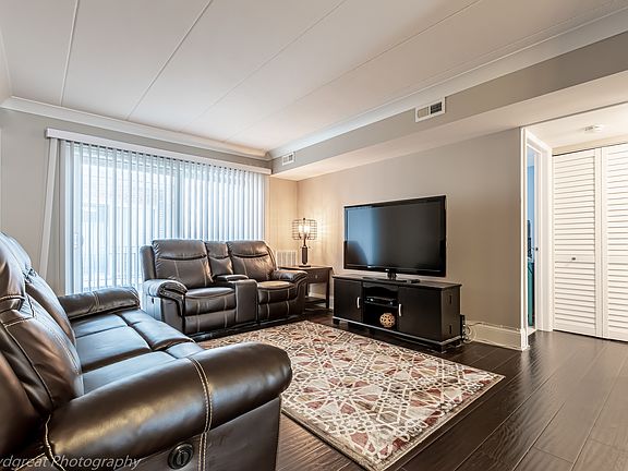 2nd image of 5401 N Milwaukee Ave #2B