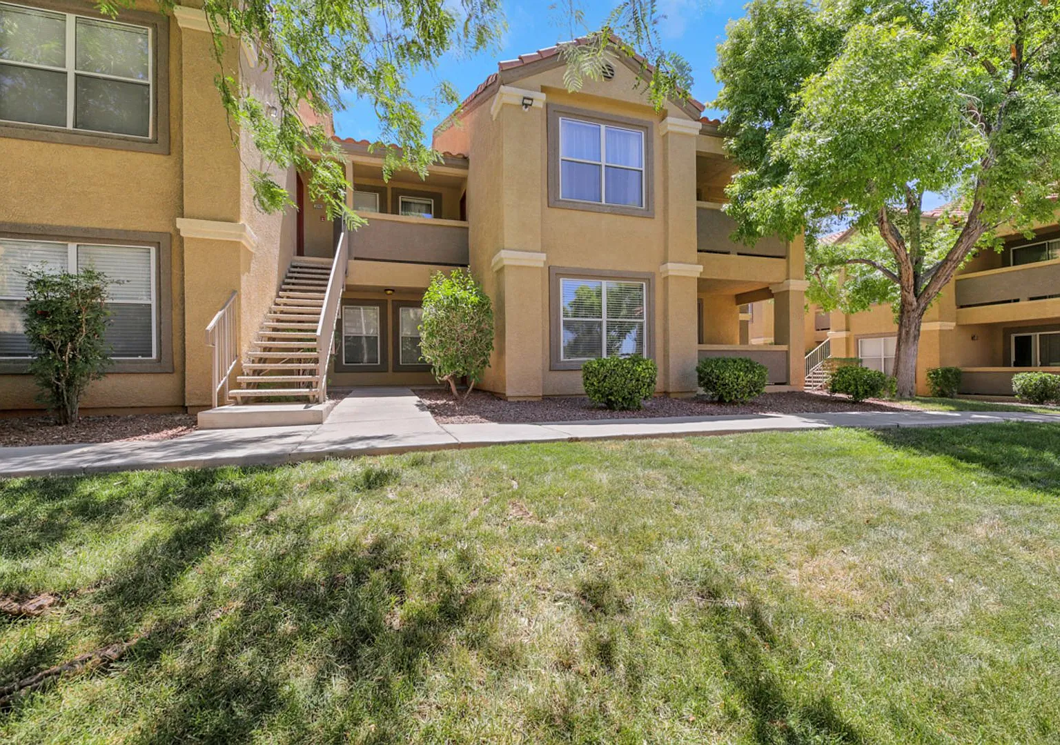 Desirable 2 bedroom condo in Silverado Ranch — Photo 1