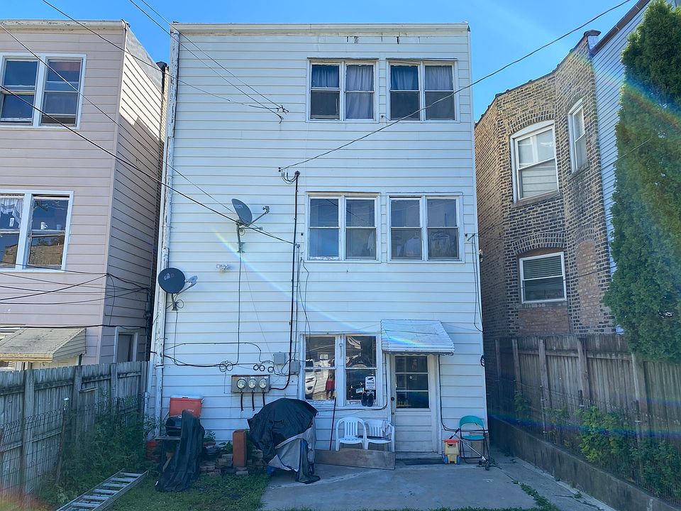 2nd image of 2944 N Rockwell St