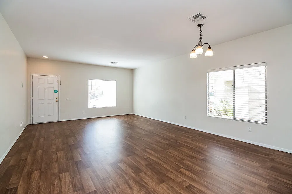 6 bed, 3.0 bath, 4040 sqft, $3,300 — Photo 2