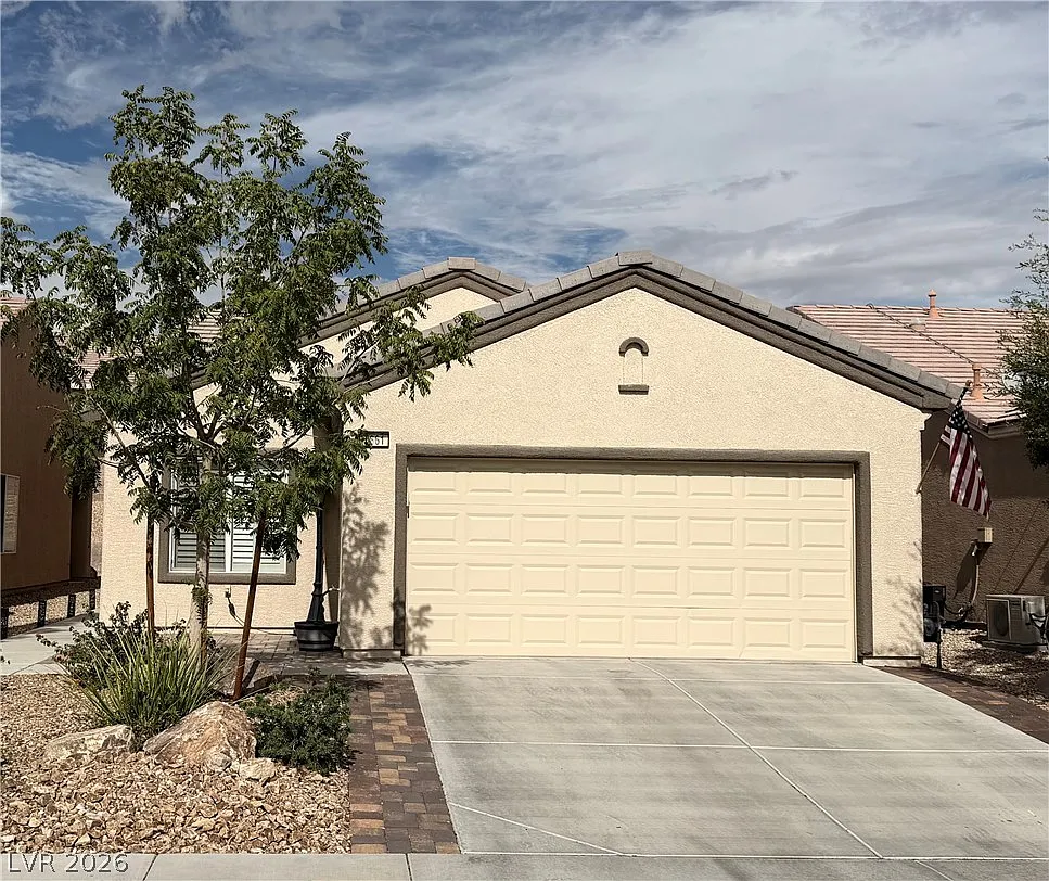3 bed, 2.0 bath, 1420 sqft, $2,300 — Photo 1