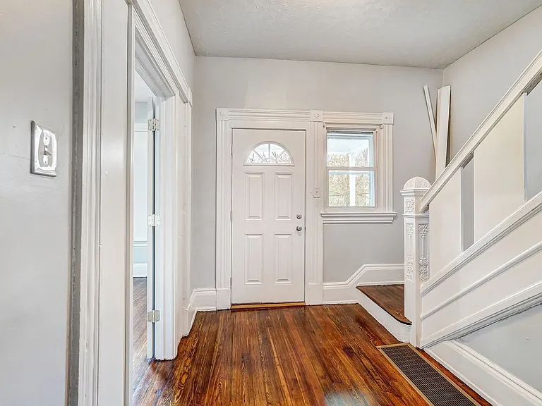 870 Rockdale Ave — Photo 5