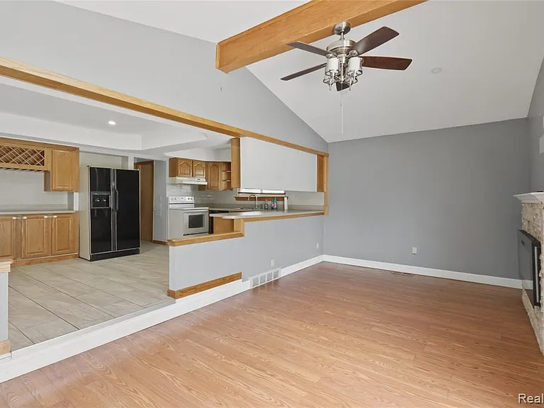 3125 Hedge Dr — Photo 9