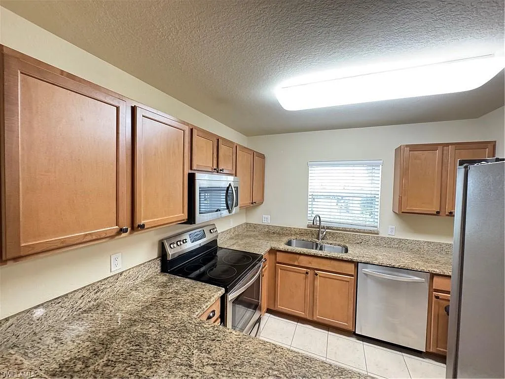 2 bed, 2.5 bath, 1425 sqft, $2,200 — Photo 3