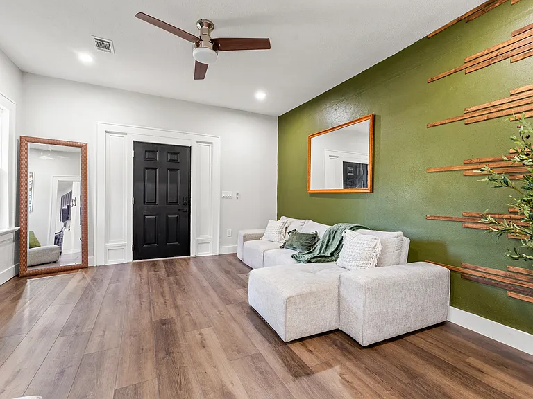 2811 N Market St — Photo 19