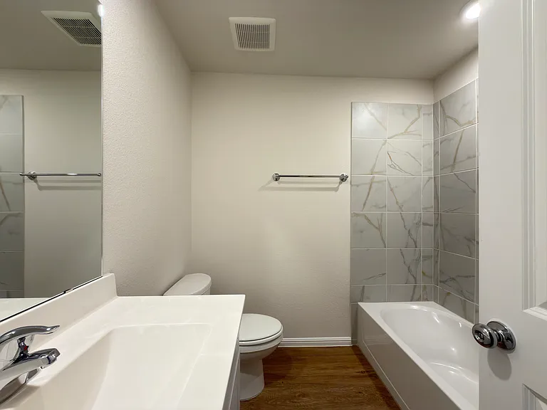 406 Kingsbury Ave — Photo 6