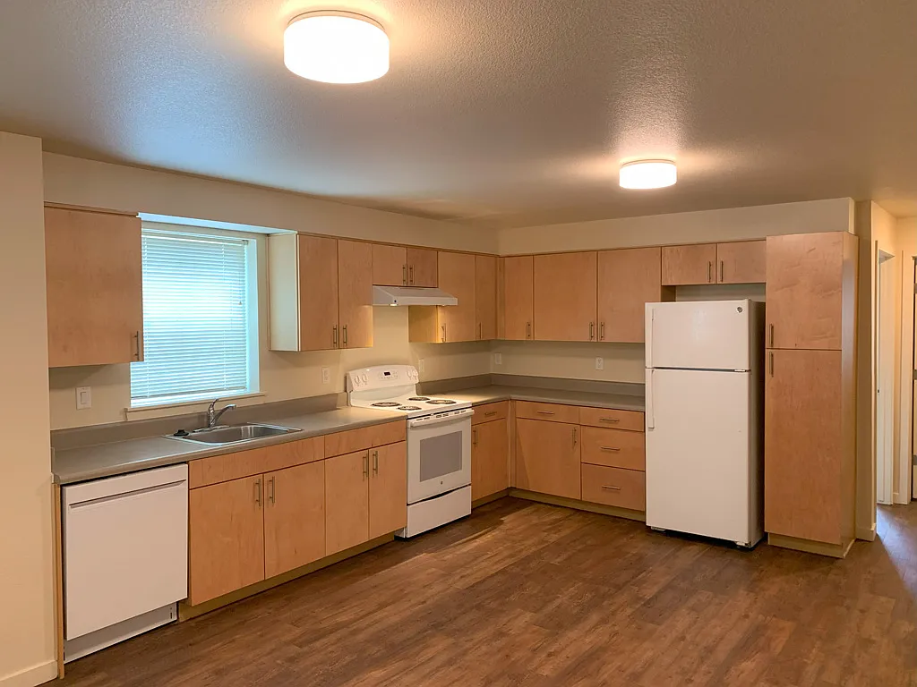3 bed, 1103 sqft, $2,050 — Photo 2