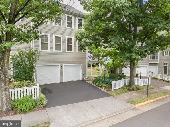 2546 Brenton Point Dr, Reston, VA 20191