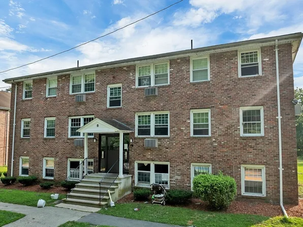 8 Carriage Hill Rd APT 17, Amesbury, MA 01913