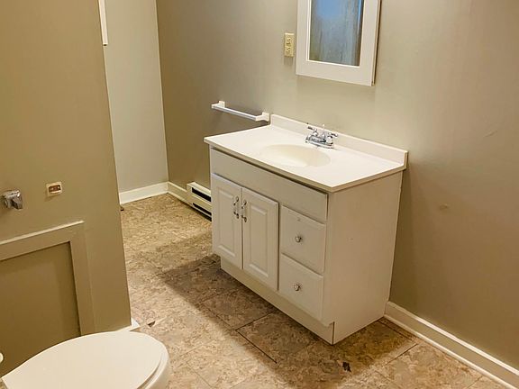 Big bathroom with tub/shower.