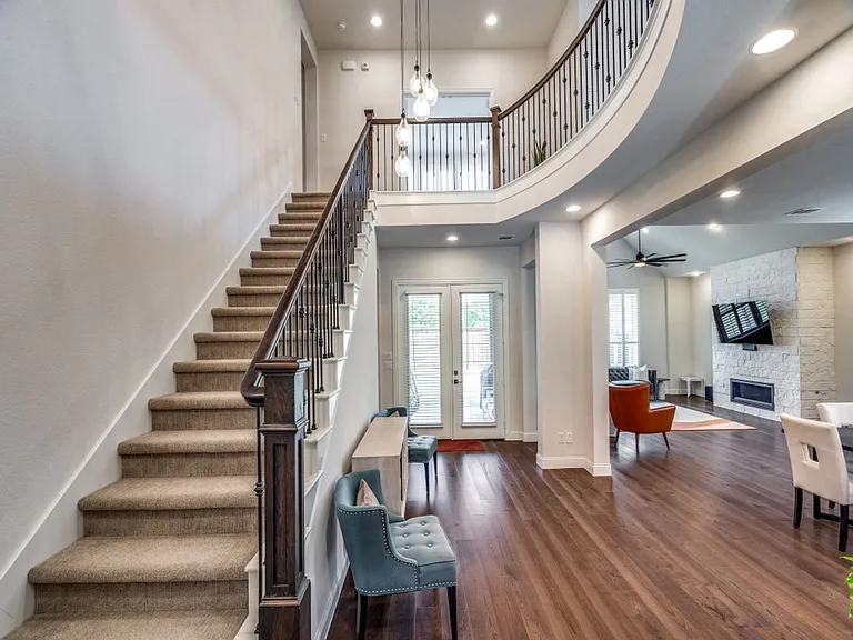905 Asbury Dr — Photo 3