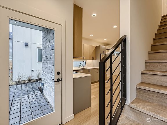 4th image of 10346 Wallingford Avenue N #B