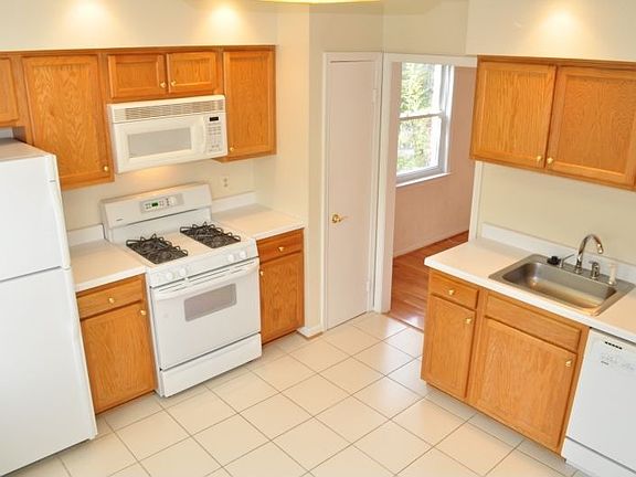 Kitchen w/table space