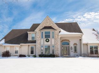 1091 Oak Cir, Pewaukee, WI 53072